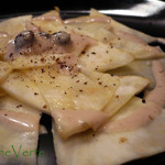 Carpaccio de céleri-rave à l'huile d'olive, sauce à l'anchois.