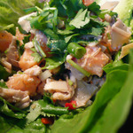 Salade de saumon cru à la fleur de banane.