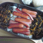 Bentô riz sushi, saucisses et algues