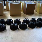 Pralines: couverture à 70 pc de cacao et ganache noire à la framboise Pralines: couverture à 70 pc de cacao et ganache noire à la framboise