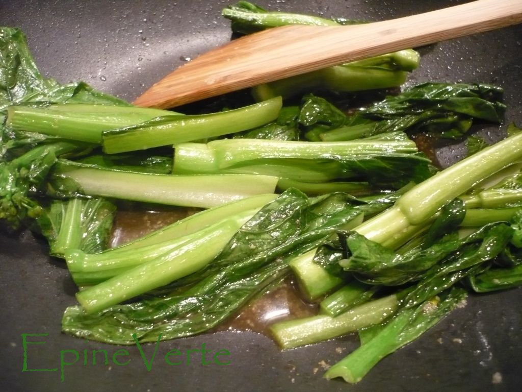 légumes asiatiques sautés à l'ail