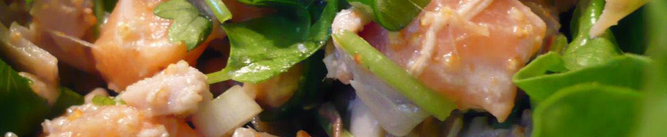Salade de saumon cru à la fleur de banane.