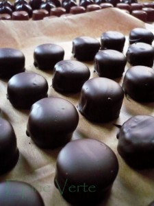Bouchées de praliné croustillant enrobées de chocolat à 70pc